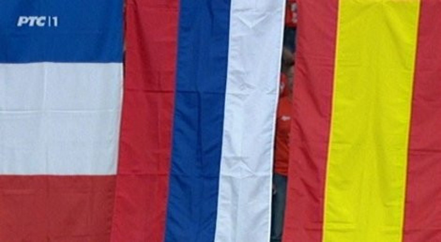 Мађарска срамота! Српска застава без грба!