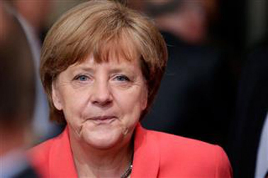 Merkel: Ako propadne evro, propada i Evropa