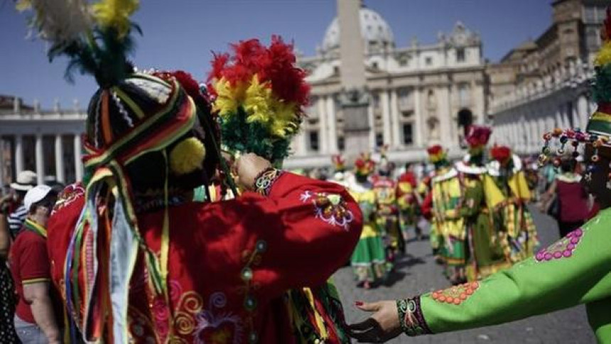 Папа ће у Боливији жвакати лист коке