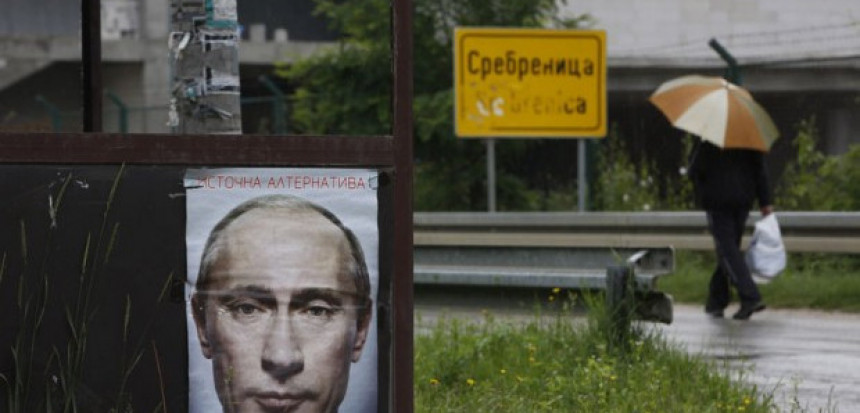 Lik Vladimira Putina na ulazu u Srebrenicu