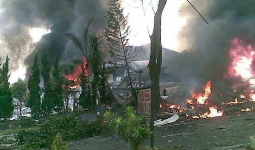 Војни авион се срушио на куће на Суматри