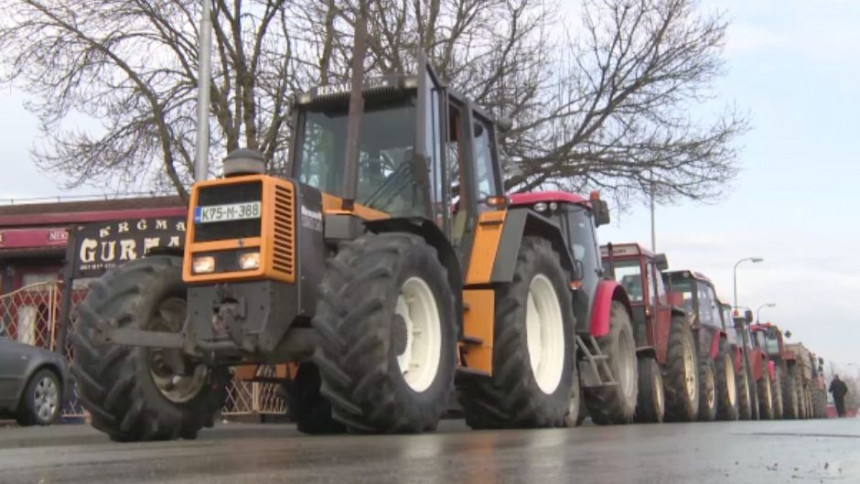 150 трактора на улицама Цазина