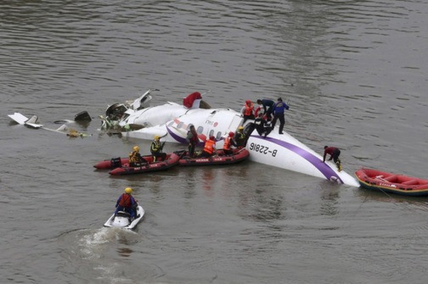 Тајвански авион пао због грешке пилота