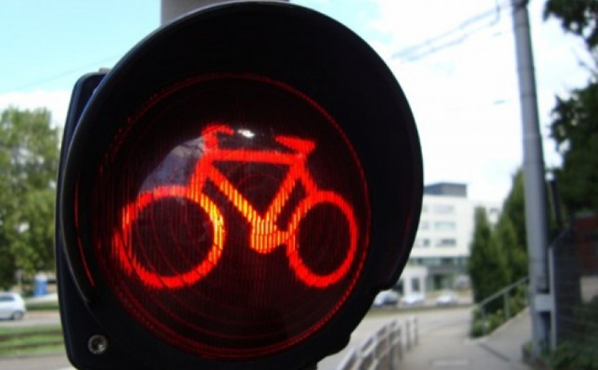 Biciklistima dozvoljen prolaz na crveno