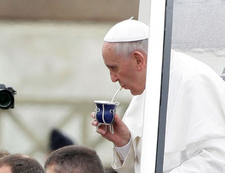 Papa u avionu popio čaj od koke