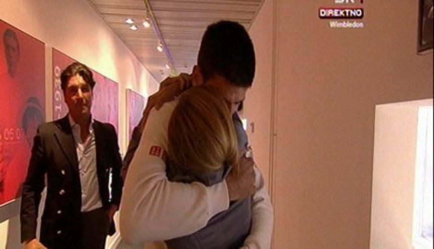 Video: Najslađa čestitka - Novak u Jeleninom zagrljaju!