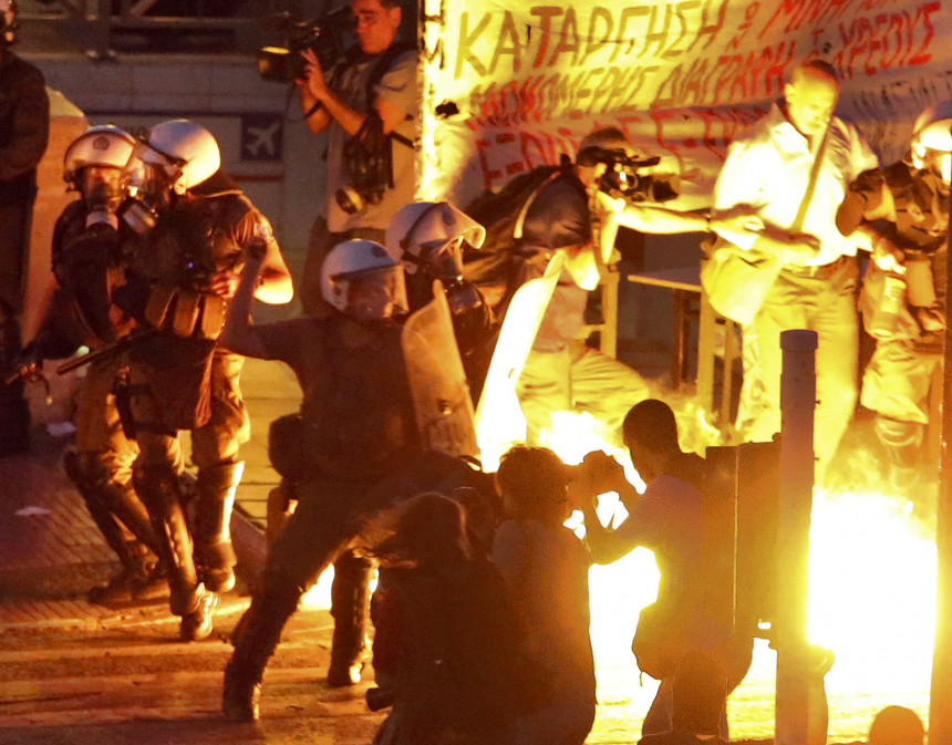 Haos u Atini: Narod krenuo na policiju