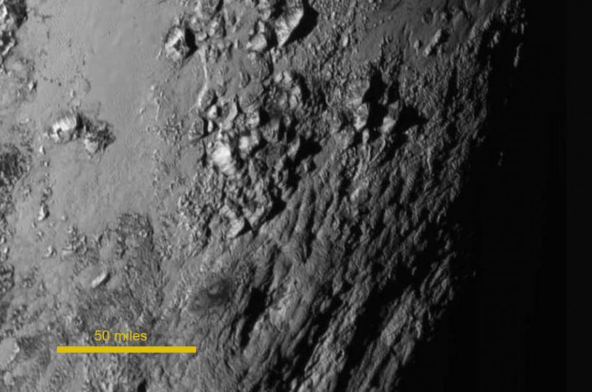 Откривене ледене планине на Плутону