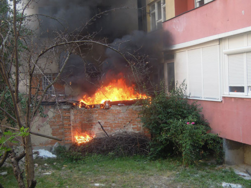 Vatra zahvatila garažu u centru Banjaluke