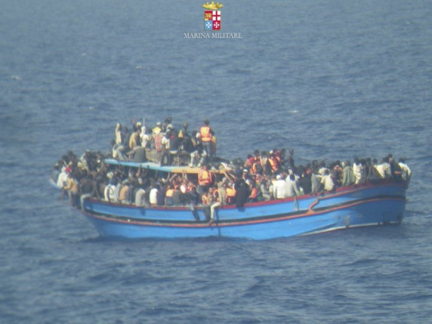 Brod sa 700 migranata zaustavljen kod Sicilije