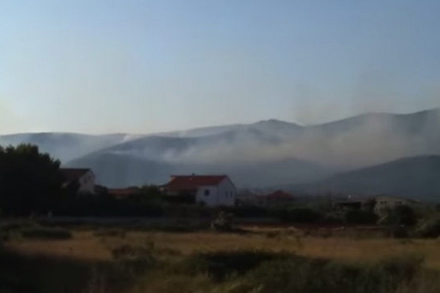 Veliki požar ugrozio splitski aerodrom 