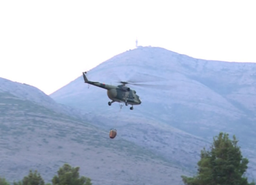 U Drvaru požar gasi helikopter