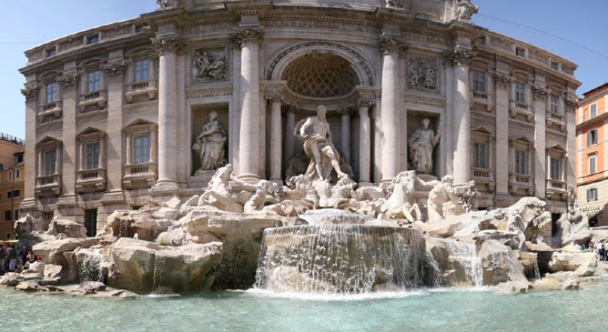 Pacovi u fontani di Trevi u Rimu