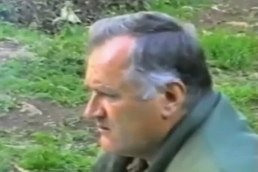Mladić spasava civile u Srebrenici i Žepi!