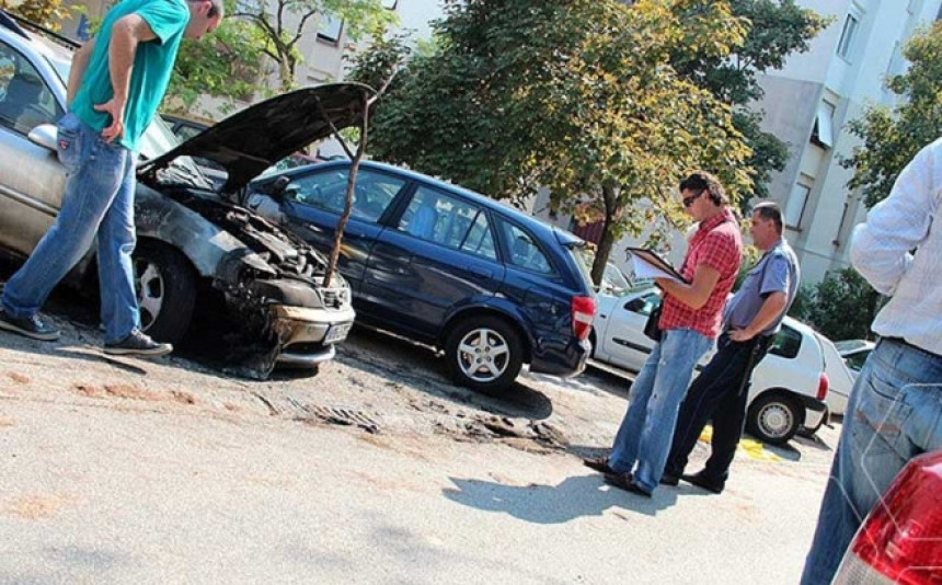 Račune izravnao zapalivši rivalu auto