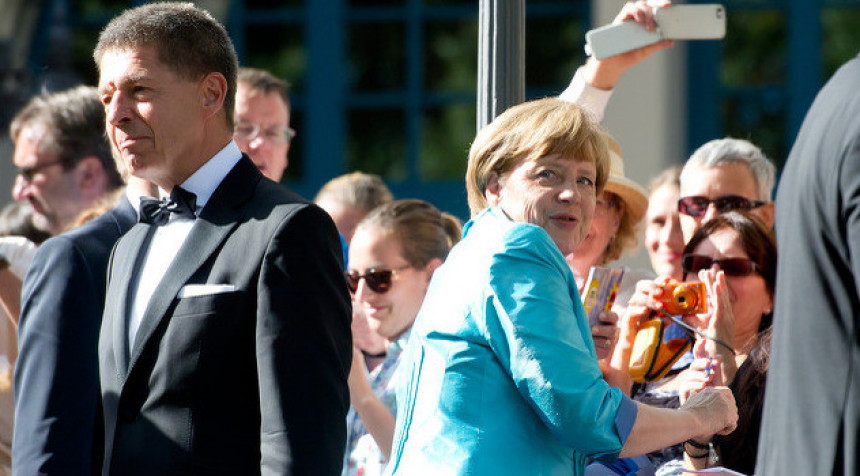 Ангела Меркел пала са столице у ресторану