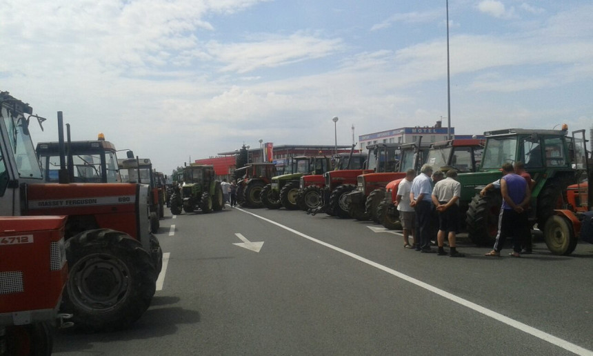 Тракторима блокирали прелаз у Орашју