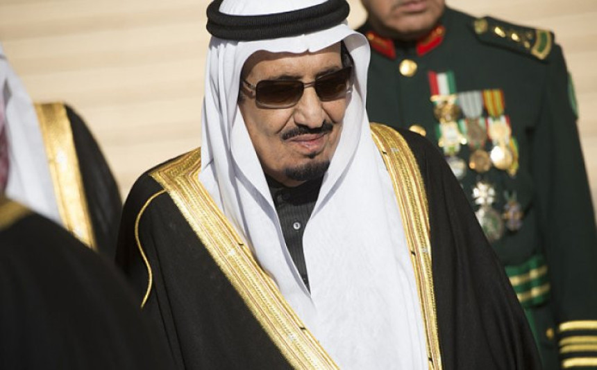 Саудиски краљ са 1000 људи из пратње блокирао француску плажу