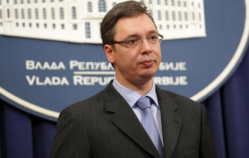 Vučić najavio veće plate i penzije u Srbiji