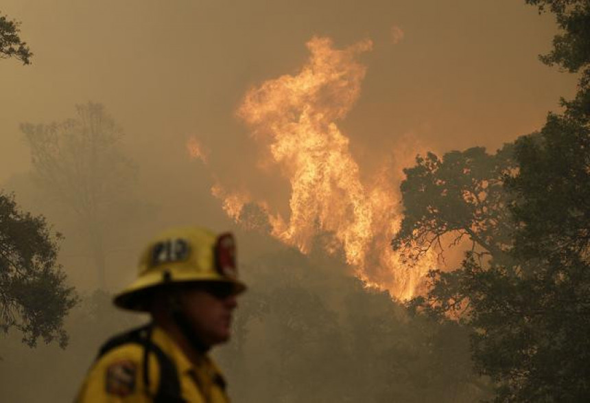 У Калифорнији се и даље шире шумски пожари