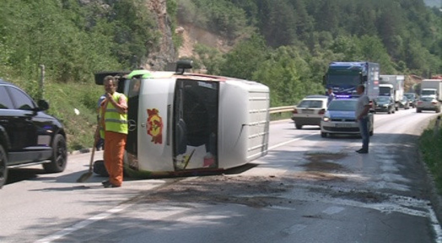 Prevrnuo se kombi u Han Derventi