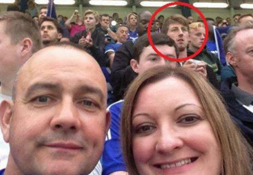 Tražila sina godinu i našla ga na selfiju!