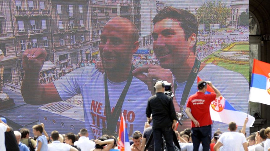 Nedelja, 20.00 časova - pred Skupštinu!