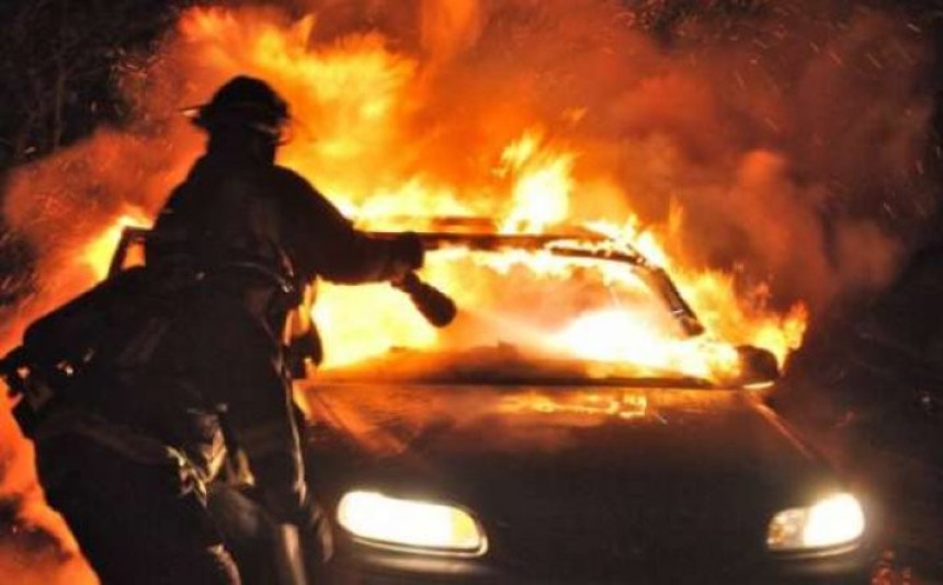 Сарајево: Запаљена два аутомобила 