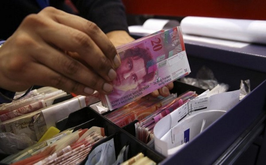 Švajcarska mora rušiti franak, rate će padati