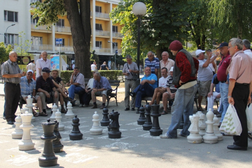 Na 115 zaposlenih čak stotinu penzionera