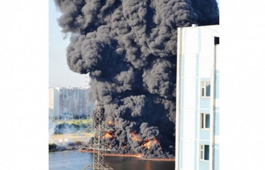 Požar, eksplodirao gasovod ispod rijeke