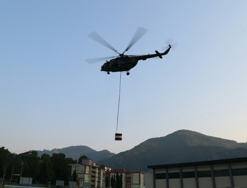 Helikopter Oružanih snaga gasi požar