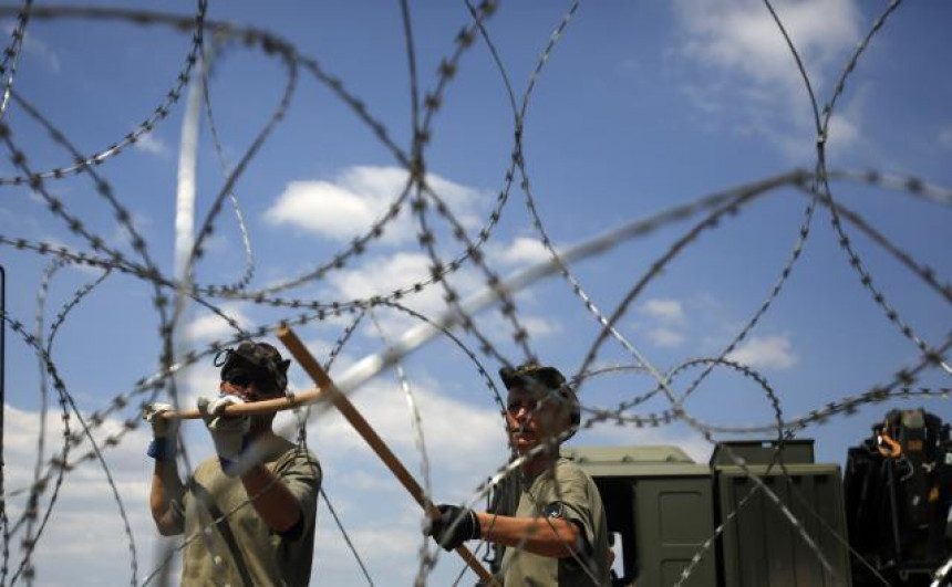 СНП: Србија треба да подигне зид на граници