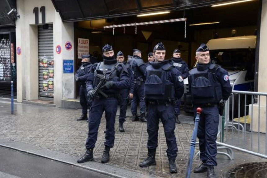 Napad na zgradu vlade, ranjen policajac