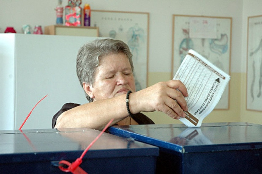 Ni komisije, ni datuma za referendum 