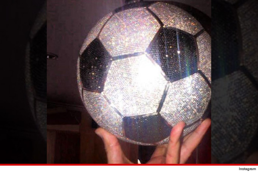 Benzema počastio samog sebe dijamantskom loptom!