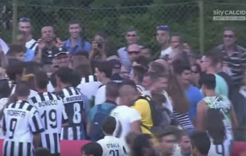 Video: Navijači prekinuli prijateljski meč Juventus – Juventus!