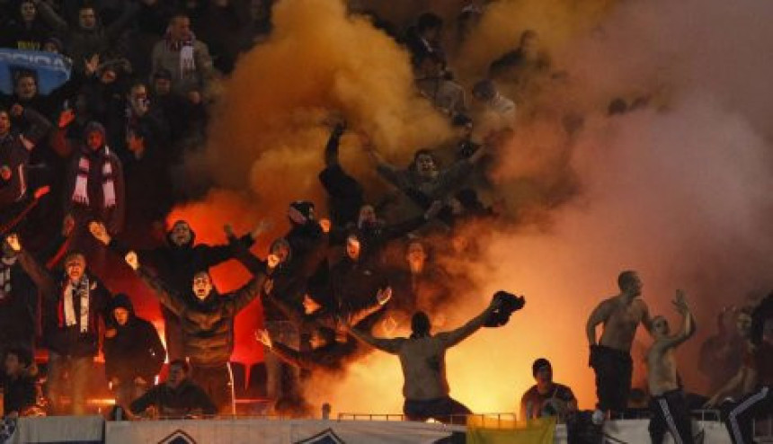 Видео: Хрватски хулигани крали пиво, па запалили зграду и стадион!