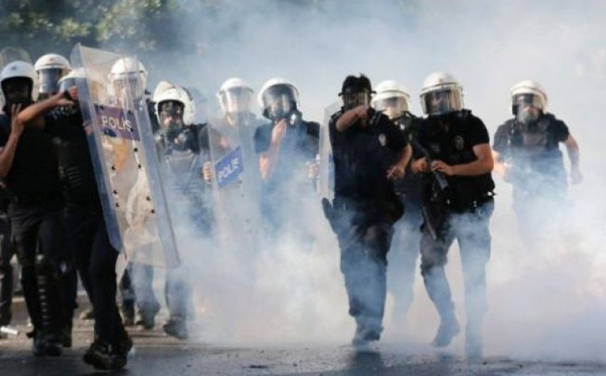 Policija suzavcem na demonstrante