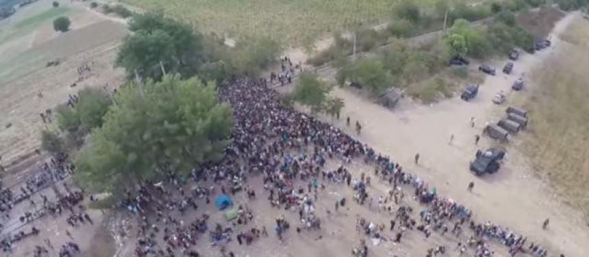 Dron snimio gomilu migranata na granici