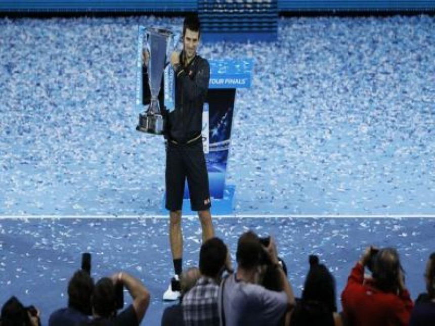 Гем, сет, Ноле! Федерер на коленима, Новак трофејом заокружио 2012. годину! 