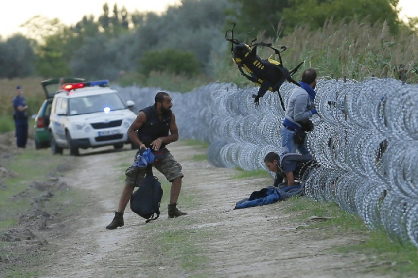 Мађари на мигранте бацали сузавац!