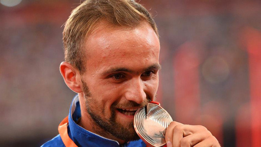 Ispisana istorija, Tuki uručena medalja!