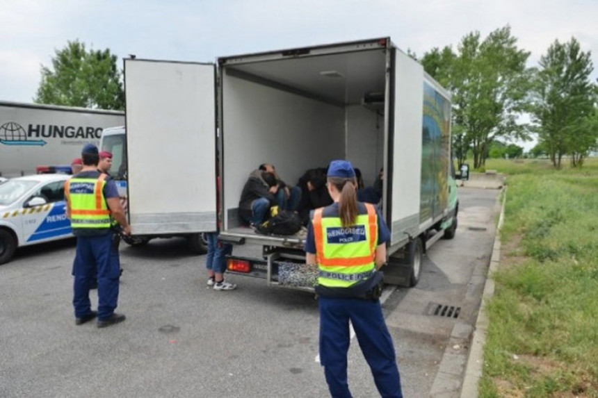 Аустрија: 50 избјеглица се угушило у камиону