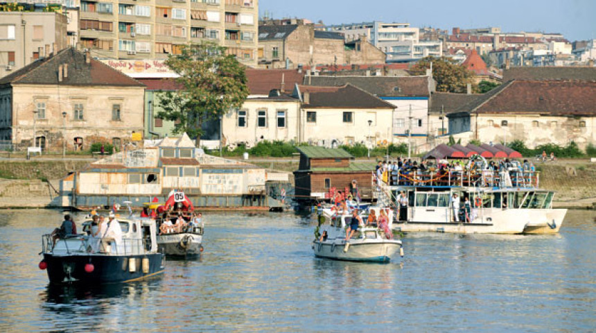 Београд: Преврнуо се пун чамац људи