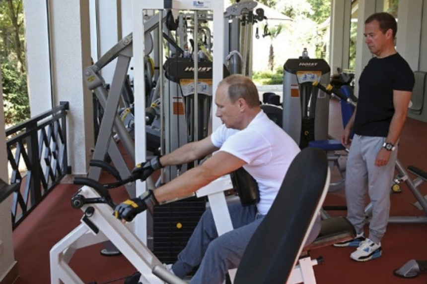 Putin i Medvedev pokazali mišiće