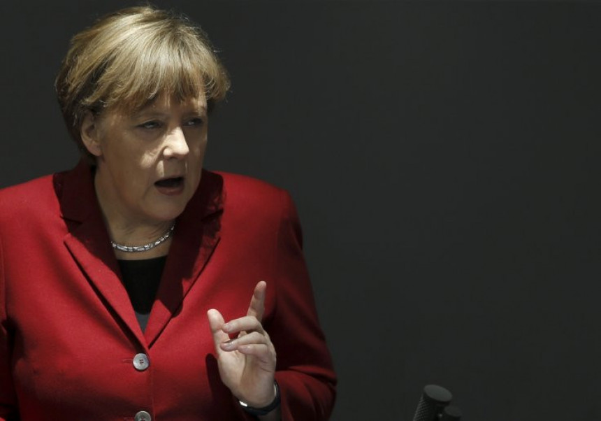 Меркел опомиње ЕУ: Избјеглице или ће Шенген на дневни ред