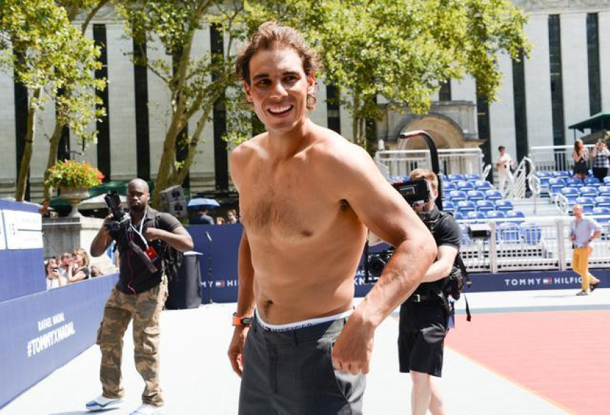 Video: Nadalov ''striptiz'' u centru Njujorka!