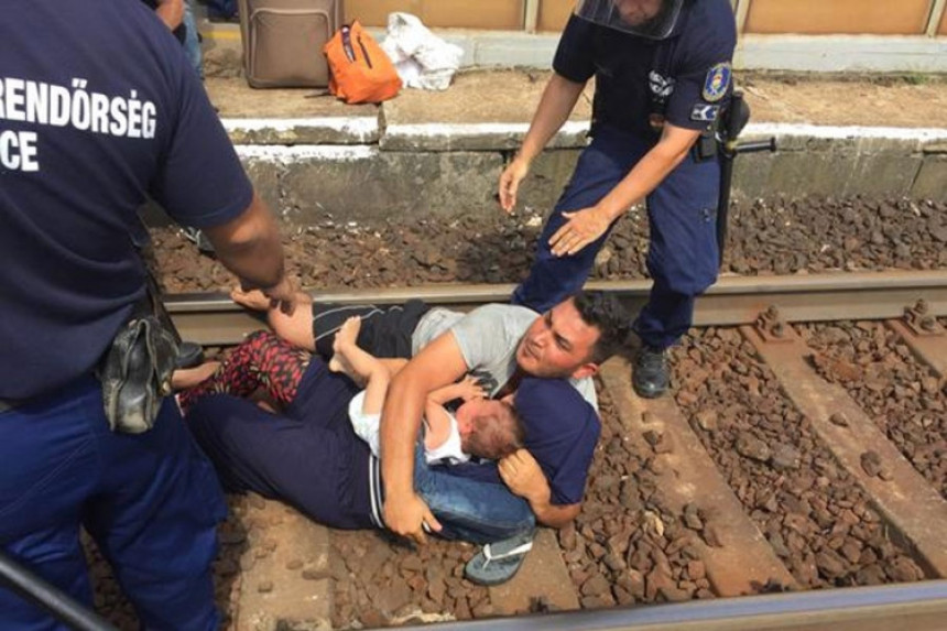 Полиција зауставила воз, мигранте воде у камп 