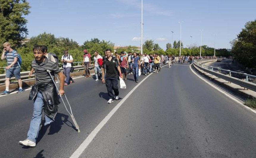 Migranti probili ogradu, idu pješke u Beč